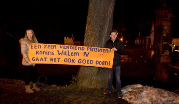 Niederländer vor dem Palast Huis ten Bosch