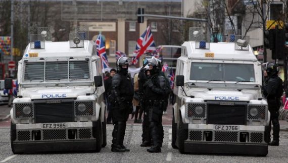 Polizisten in Belfast stehen zum Eingreifen bereit