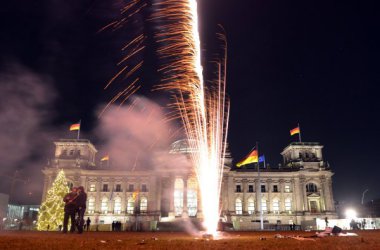 Feuerwerk vor dem Berliner Reichstag - Bild: Britta Pedersen (afp)