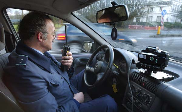 Die Polizei kontrolliert die Geschwindigkeit