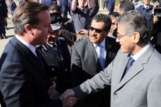 David Cameron und der libysche Innenminister Ashour Shuail (M.)