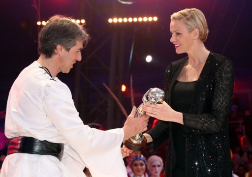 Fürstin Charlène überreicht dem Franzosen Jean-Francois Pignon den "silbernen Clown"