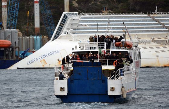 Ein Jahr danach: Familienangehörige der Opfer auf dem Weg zu dem Wrack der Costa Concordia