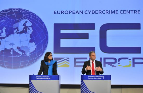 Cecilia Malmström und Troels Oerting stellen das "Europäische Zentrum zur Bekämpfung von Cyberkriminalität" vor