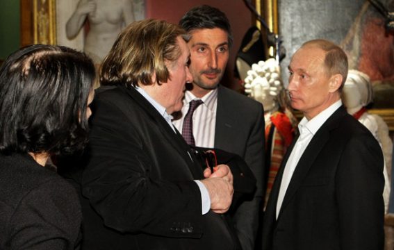 Gérard Depardieu mit Wladimir Putin im Russischen Museum in St. Petersburg (Dezember 2010)