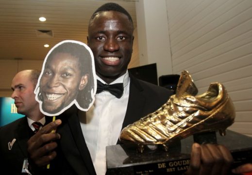 Cheikhou Kouyaté mit dem Goldenen Schuh für Dieumerci Mbokani