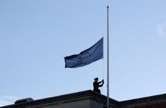 Die europäische Flagge wird am Schloss von Dublin gehisst