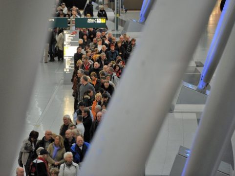Auch am Freitag sind lange Warteschlangen in Düsseldorf zu erwarten