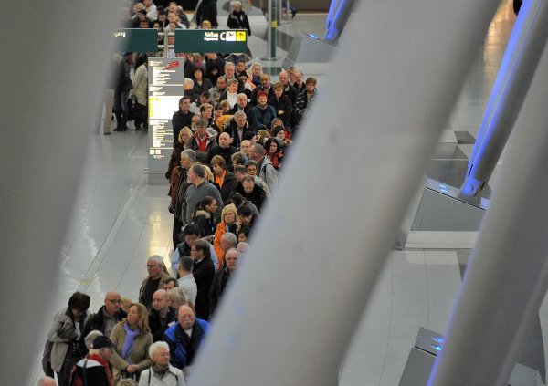 Auch am Freitag sind lange Warteschlangen in Düsseldorf zu erwarten