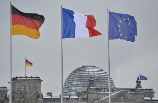 Deutsche, französische und europäische Flaggen über Berlin