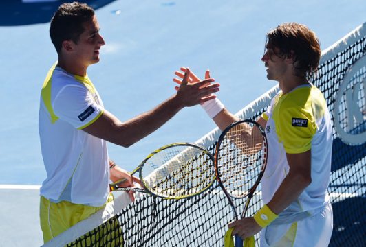 Bei den Australian Open bestreiten die Vorjahresfinalistin Maria Scharapowa und Li Na aus China das erste Halbfinale. David Ferrer bezwang Nicolas Amlagro nach einem packendem Duell.