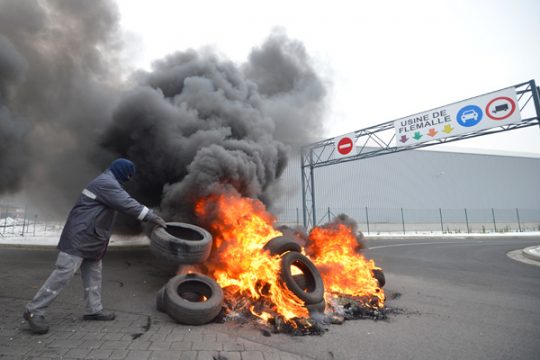 ArcelorMittal Flémalle: Wütende Arbeiter stecken Autoreifen in Brand
