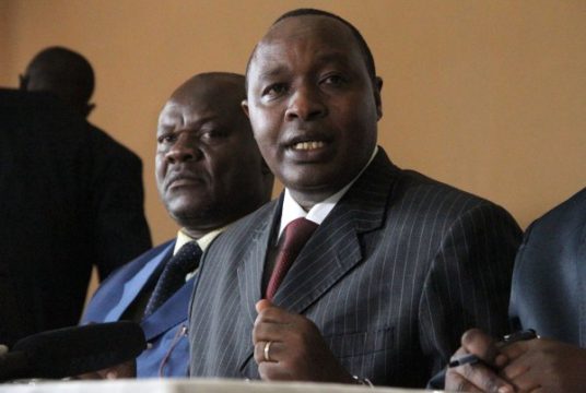 Francois Rucogoza (M.), der Anführer der Rebellendelegation