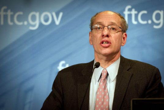 Jon Leibowitz von der US-Wettbewerbsbehörde FTC gibt die Ergebnisse der Ermittlungen bekannt