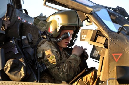 Prinz Harry in einem Apache-Kampfhubschrauber (am 2. November 2012)