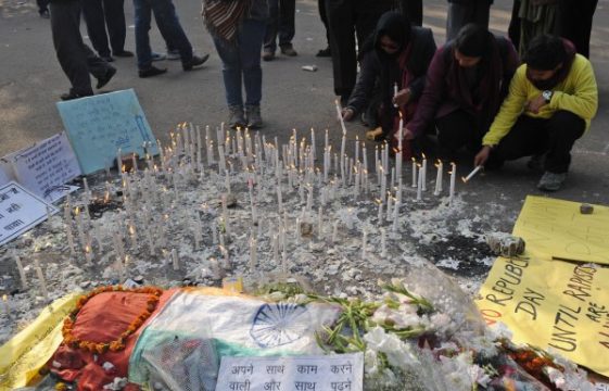 Inderinnen zünden Kerzen in Neu-Delhi in Erinnerung an die vergewaltigte Inderin an