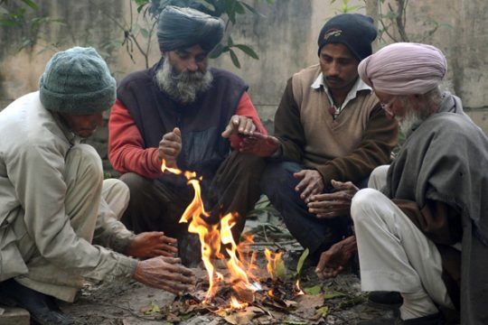 Kältewelle in Nordindien: Arbeiter in der Stadt Amritsar wärmen sich an einem Feuer