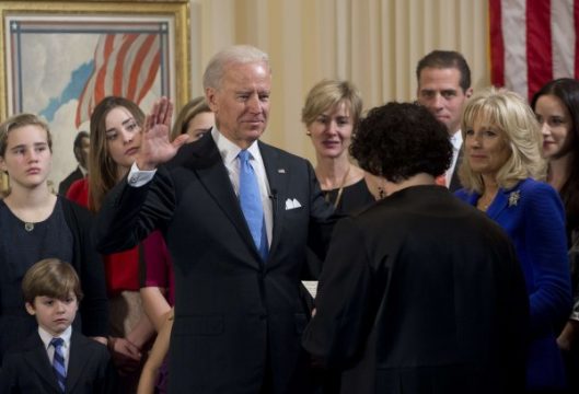 Joe Biden legt den Amtseid ab