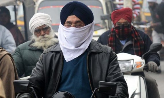 Inder schützen sich vor der Kälte