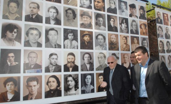 Professor Julien Klener bei Besuch der Gedenkstätte in Mechelen