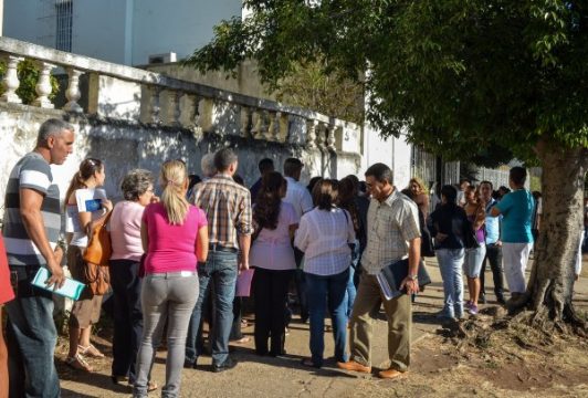 Kubaner warten vor der mexikanischen Botschaft in Havanna