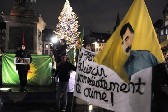 Demo vor dem kurdischen Informationszentrum in Paris