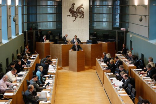 Jean-Claude Marcourt im Parlament von Namur