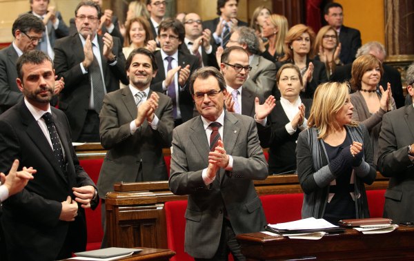 Artur Mas (vorne) und die katalanischen Nationalisten (CiU) stimmten für die Erklärung