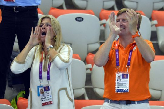Olympische Spiele von London: Maxima und Willem-Alexander feuern niederländische Schwimmer an (2.8.12)