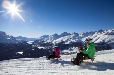 Schlitteln mit der Familie auf der Schlittelbahn Muottas Muragl