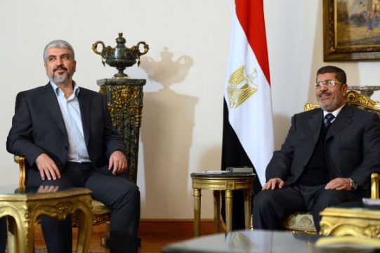 Hamas-Führer Chalid Maschal und Mohammed Mursi