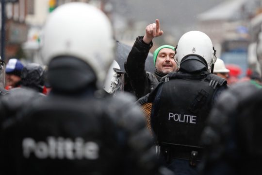 Ausschreitungen bei Demo von ArcelorMittal-Mitarbeitern in Namur