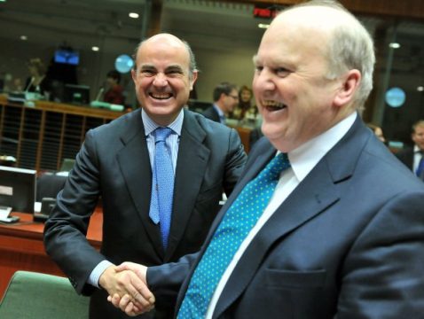 Der spanische Finanzminister Luis De Guindos und der irische Finanzminister Michael Noonan