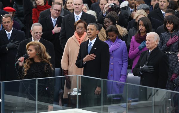 Beyoncé (l.), US-Präsident Barack Obama, seine beiden Töchter, seine Frau Michelle und Joe Biden