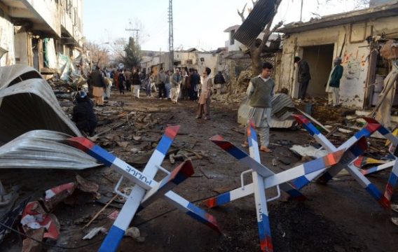 Doppelanschlag in Quetta - Trauernde versammeln sich hinter Polizeiabsperrungen