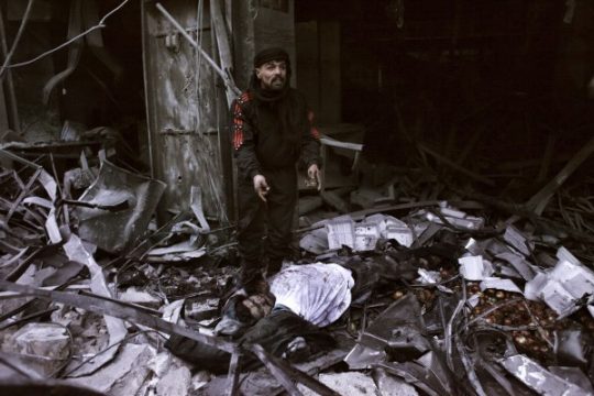 Trümmer und Tote nach einem Raketenangriff in der Nähe von Aleppo