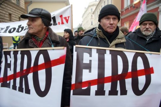 Letten protestieren gegen die Entscheidung der Regierung in Riga