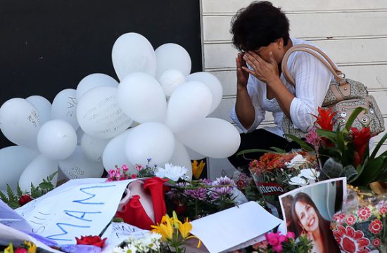 Trauernde vor dem Nightclub Kiss