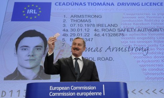 EU-Verkehrskommissar Siim Kallas bei der Vorstellung des neuen Führerscheins (18.1.)