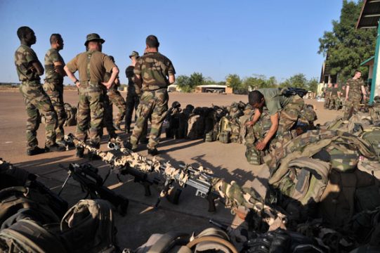 Französische Soldaten auf einem Luftwaffenstützpunkt in der Nähe von Bamako