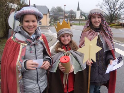 Dunja, Katharina und Maria als Sternsinger in Grüfflingen unterwegs