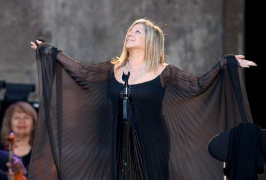 Barbra Streisand bei einem Konzert in Berlin 2007