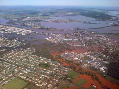 Die Stadt Bundaberg in Queensland unter Wasser