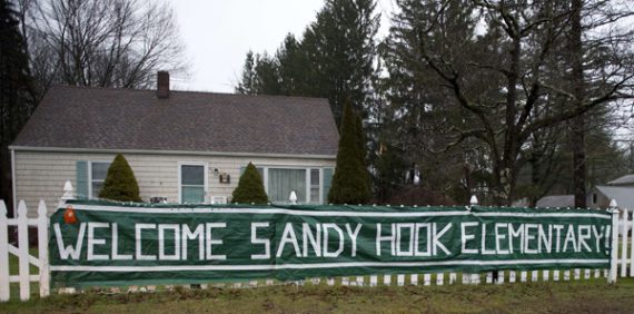 Ein Plakat heißt Schüler und Lehrer der Sandy Hook School willkommen