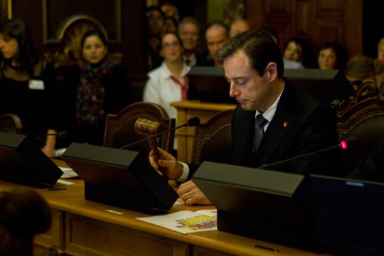 Bart de Wever leitet seine erste Stadtratssitzung