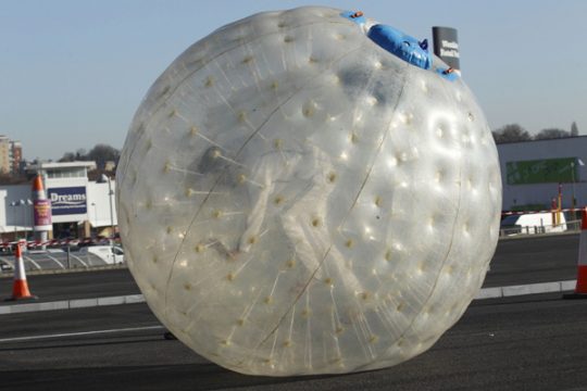 Beim Extremsport "Zorbing" rollt man in einer riesigen Plastikkugel einen Hang hinunter
