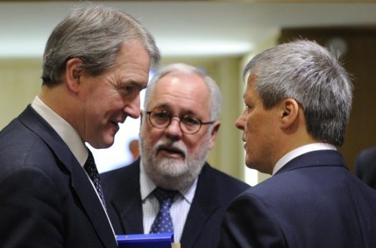 Der britische Minister für Umwelt, Ernährung und ländliche Räume, Owen William Paterson, mit dem spanischen Agrarminister Miguel Arias Canete und EU-Landwirtschaftskommissar Dacian Ciolos