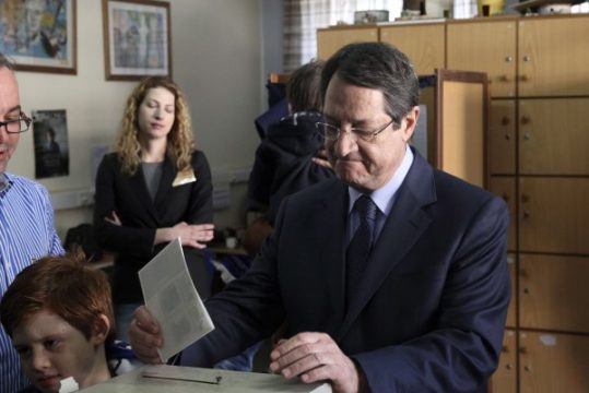 Der als Favorit geltende Nikos Anastasiades bei der Stimmabgabe