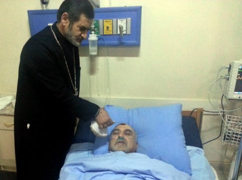 Priester am Krankenbett des armenischen Präsidentschaftskandidaten Parujr Ajrikjan