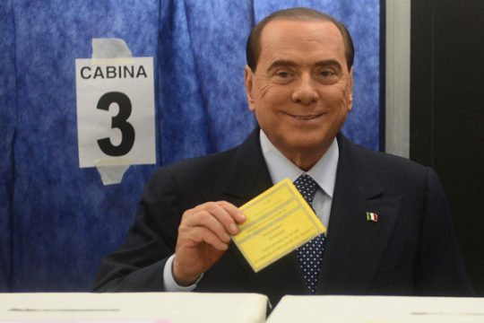 Silvio Berlusconi bei der Stimmabgabe